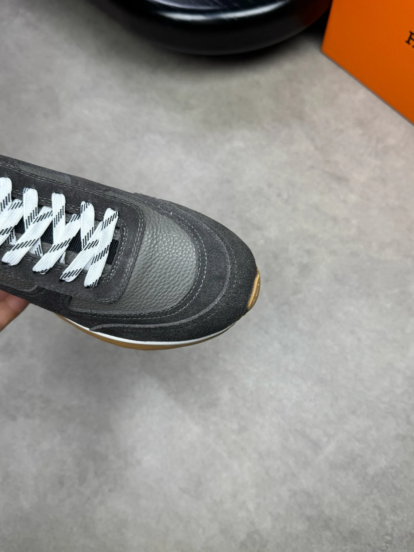 [HERMES] Hermes men's shoes 💰: 800💰 - High-end quality original items 🔍🔍🔍 casual sports shoes - Upper: 🔝 pebbled calfskin, suede calfskin, shoe body forged ´H´ totem, tongue webbing injection molded brand logo - Lining: brand canvas, foot pads; water-dyed cowhide -Outsole: Ultra-light T men's shoes 💰U foam; two-color molded outsole -Ultra-high quality control and fine workmanship: highlighted (high-end, extravagance, grade) -Size: 38-44 (45, can be customized)